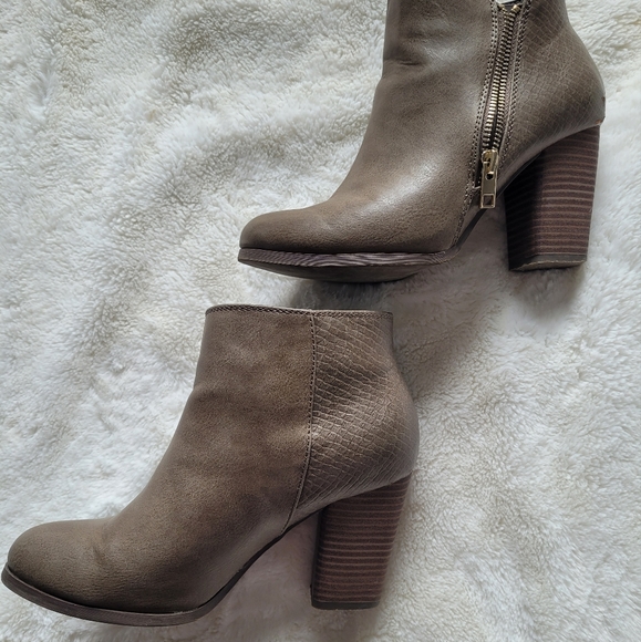 Womens boots - Picture 2 of 3